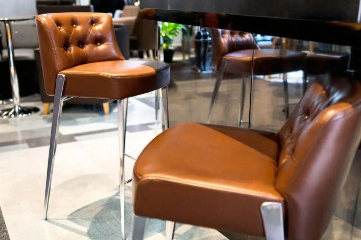 Quelle hauteur choisir pour un tabouret ou une chaise de bar ? guide complet 2025