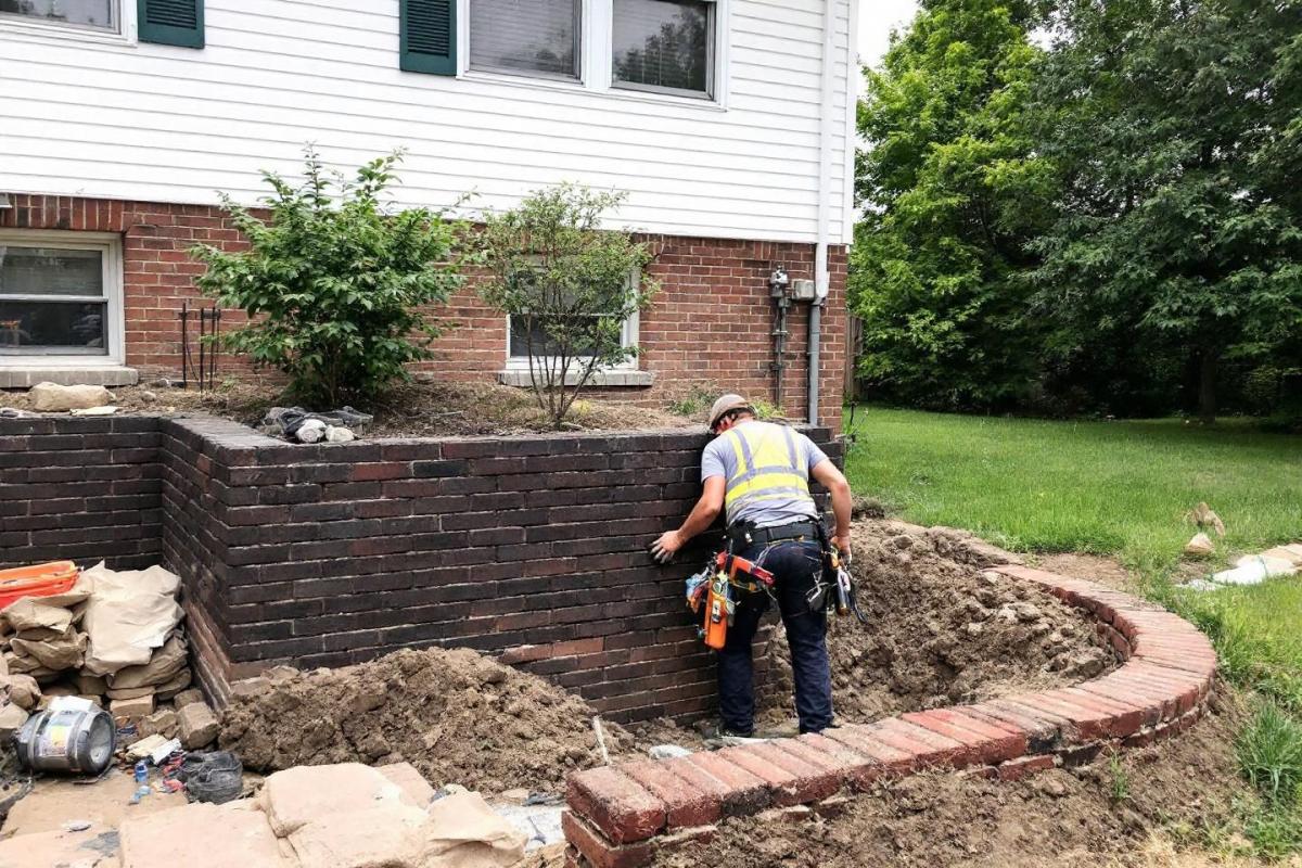 Construire un mur de soutènement pas cher